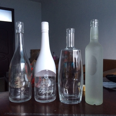 750 ml Super Flint Glas Getränkeflasche in matschwarz-weiß mit individuellem Etikett