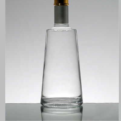 700 ml Quadrat Whisky Glasflasche mit kristallweißem Glasmaterial und geprägtem Stil