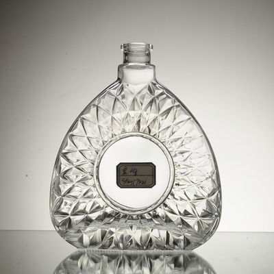 700 ml Quadrat Whisky Glasflasche mit kristallweißem Glasmaterial und geprägtem Stil