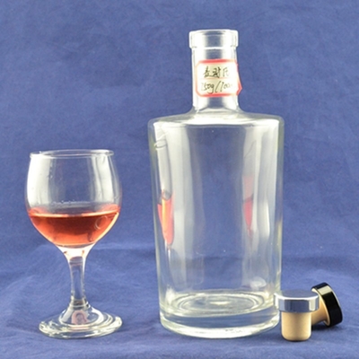 Halsbandmaterial Super-Fliesenmaterial 700 ml Leerer klarer Alkohol Rum Whisky Spirit Wodka Glasflasche für Alkohol