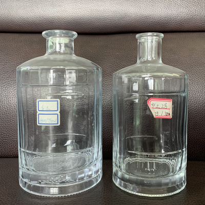 Custom 750ml Embossed Logo Wein Glasflasche in klarer Farbe für Marken Whisky