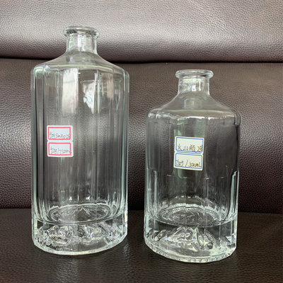 Custom 750ml Embossed Logo Wein Glasflasche in klarer Farbe für Marken Whisky