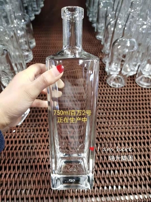 500ML 700ML 750ML 1l Quadratglasflasche aus kristallweißem Material für Spirituosen