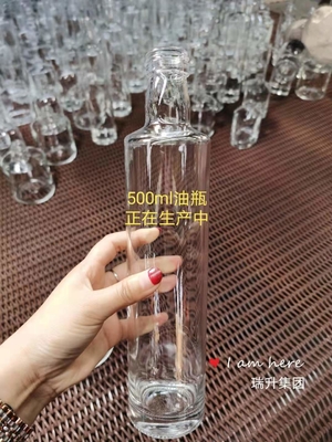 Durchsichtige 750 ml leere Glasflasche für Wodka und Spirituosen mit Versiegelung