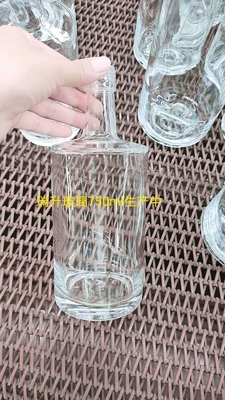 Custom 500ml 700ml 750ml Leere Flasche mit Glaskork für Wodka