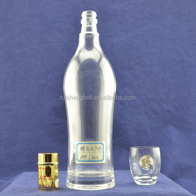 Durchsichtige Glasflasche aus Wodka in der Ukraine mit Frosted Design bei CIF