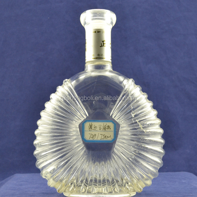 Durchsichtige Glasflasche aus Wodka in der Ukraine mit Frosted Design bei CIF