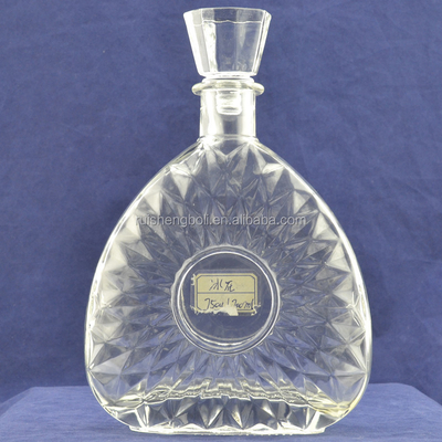Durchsichtige Glasflasche aus Wodka in der Ukraine mit Frosted Design bei CIF