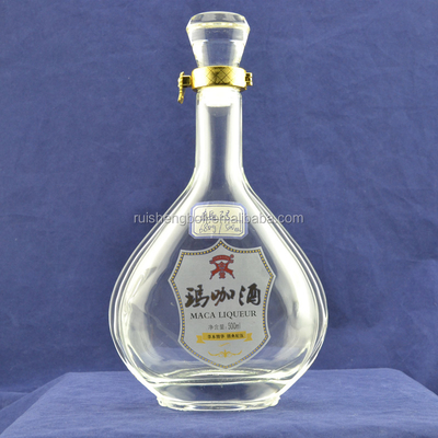 Durchsichtige Glasflasche aus Wodka in der Ukraine mit Frosted Design bei CIF