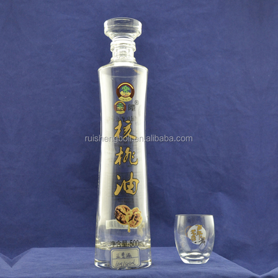 Durchsichtige Glasflasche aus Wodka in der Ukraine mit Frosted Design bei CIF