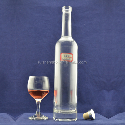 Durchsichtige Glasflasche aus Wodka in der Ukraine mit Frosted Design bei CIF