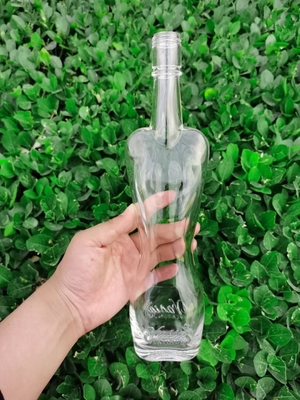 Decal Oberflächenbehandlung Wodka Glasflasche für Frauen Körperform in kristallweißem Material