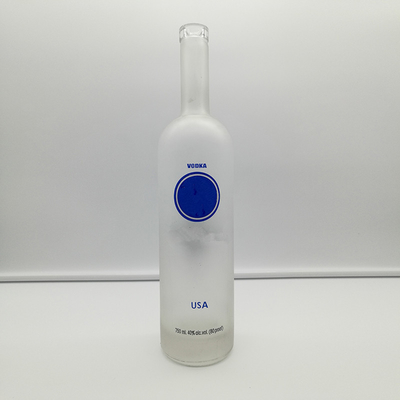 Glasflaschen mit gekühlter Wodka