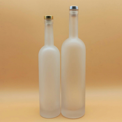 Glasflaschen mit gekühlter Wodka