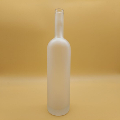 Glasflaschen mit gekühlter Wodka