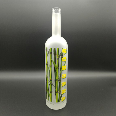 Glasflaschen mit gekühlter Wodka
