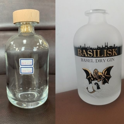 Industriegetränke Leere 750 ml 350 ml Weißetikett Wodka Schwarzes Getränk Alkohol Glasglas