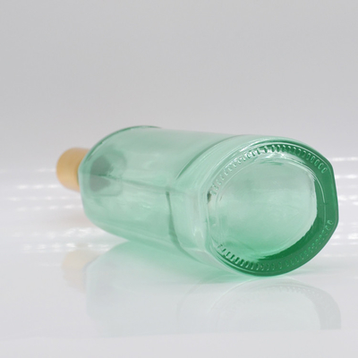 Super Flint Glas Whiskey Rum Gin Flaschen mit individueller Relief-Schnitzerei und Holzstoppe