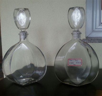 750 ml Weißglasmaterial Einzigartige Form Kirschwein Glasflasche für Alkohol in Europa