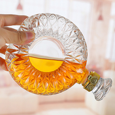 750 ml Weißglasmaterial Einzigartige Form Kirschwein Glasflasche für Alkohol in Europa