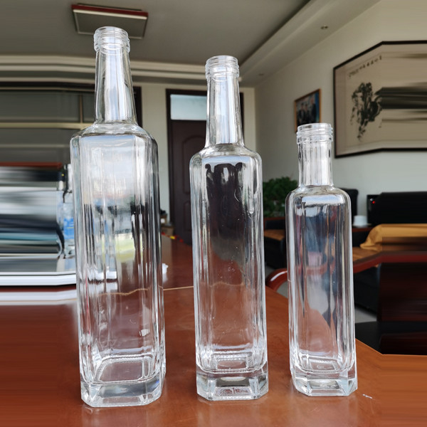 Durchsichtige 750 ml leere Glasflasche für Wodka und Spirituosen mit Versiegelung