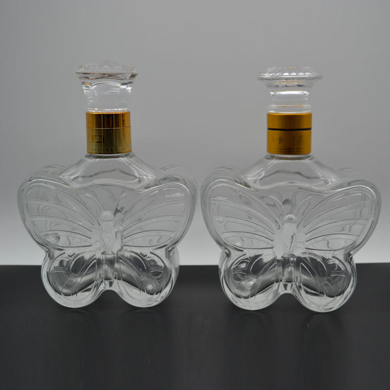 Logo-Druck kann Kristall-weißen Alkohol in 0,5L Schmetterlings-Glasflasche benutzerdefiniert